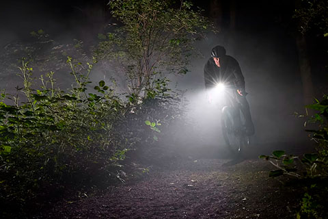 Etu- ja takavalo asennettuna kaupan päälle